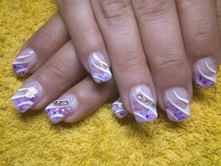 Erika, szögletes fehér francia lila csillámzselével, fehér díszítő vonalak, gyűrűsujj strasszkövekkel (műköröm építés)